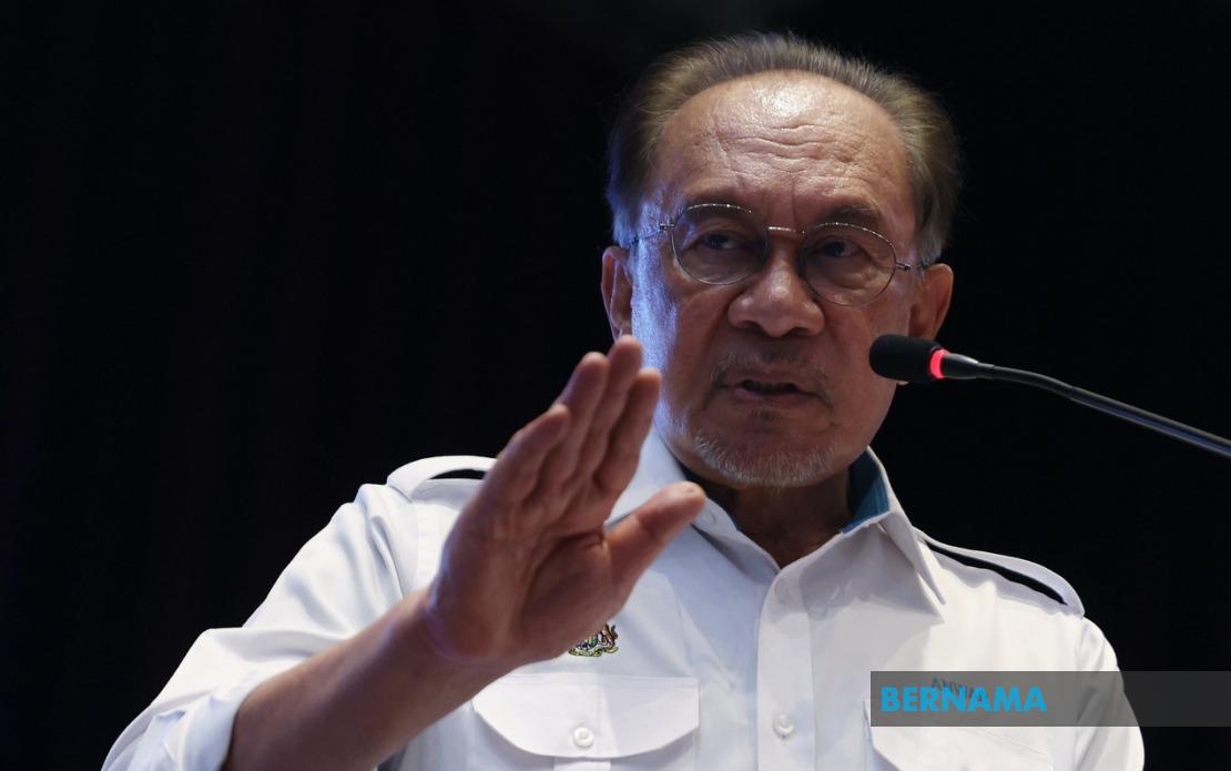 Anwar Cautions Against Dragging Monarchy Into Political Disputes