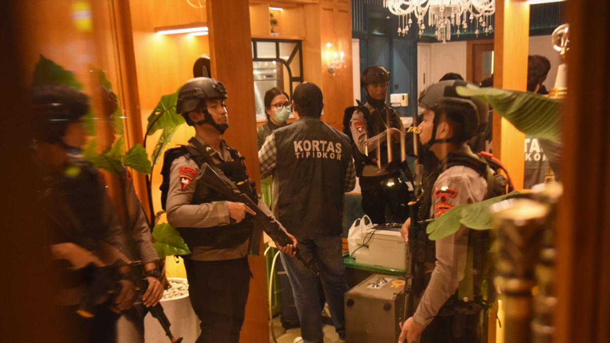 Jakarta's biggest graft scandal in years: deputy attorney general surrenders amid raids on luxury homes, cafes