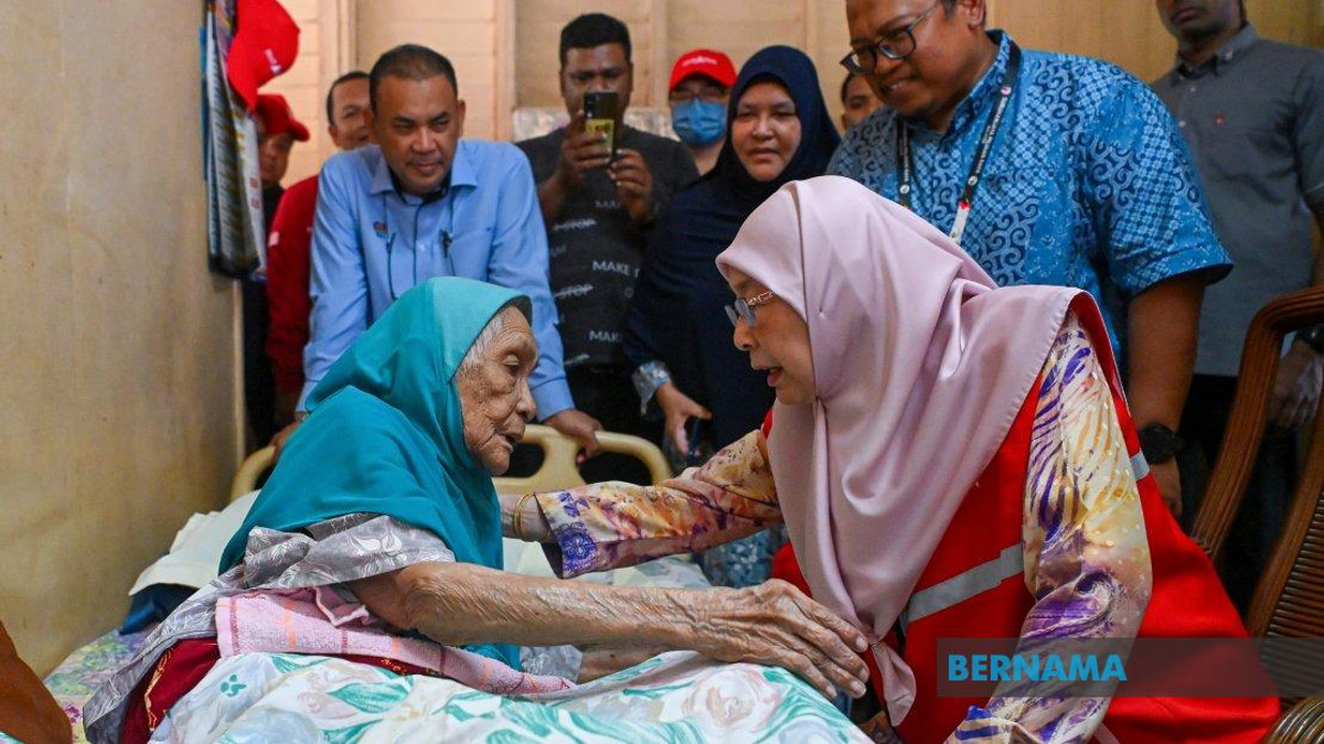 PM's Wife Dr Wan Azizah Reaches Out to Elderly and Vulnerable Families in Kuala Pilah