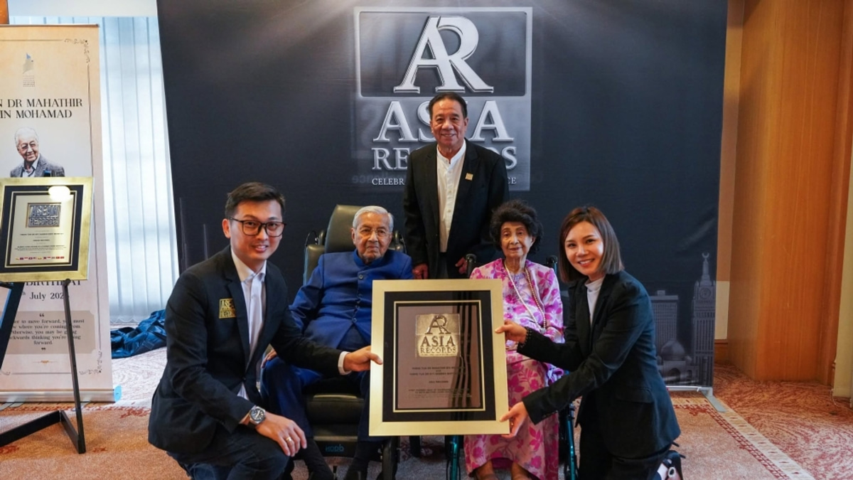 Mahathir and Siti Hasmah Enter Guinness Record Books on Reaching Centenary
