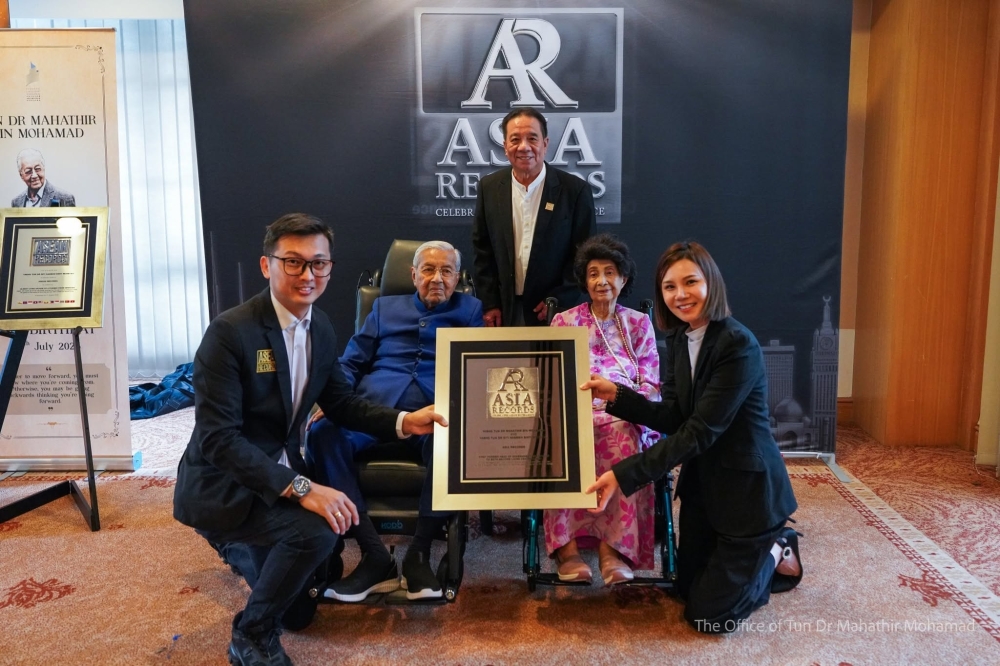 Mahathir and Siti Hasmah Enter Guinness Record Books on Reaching Centenary