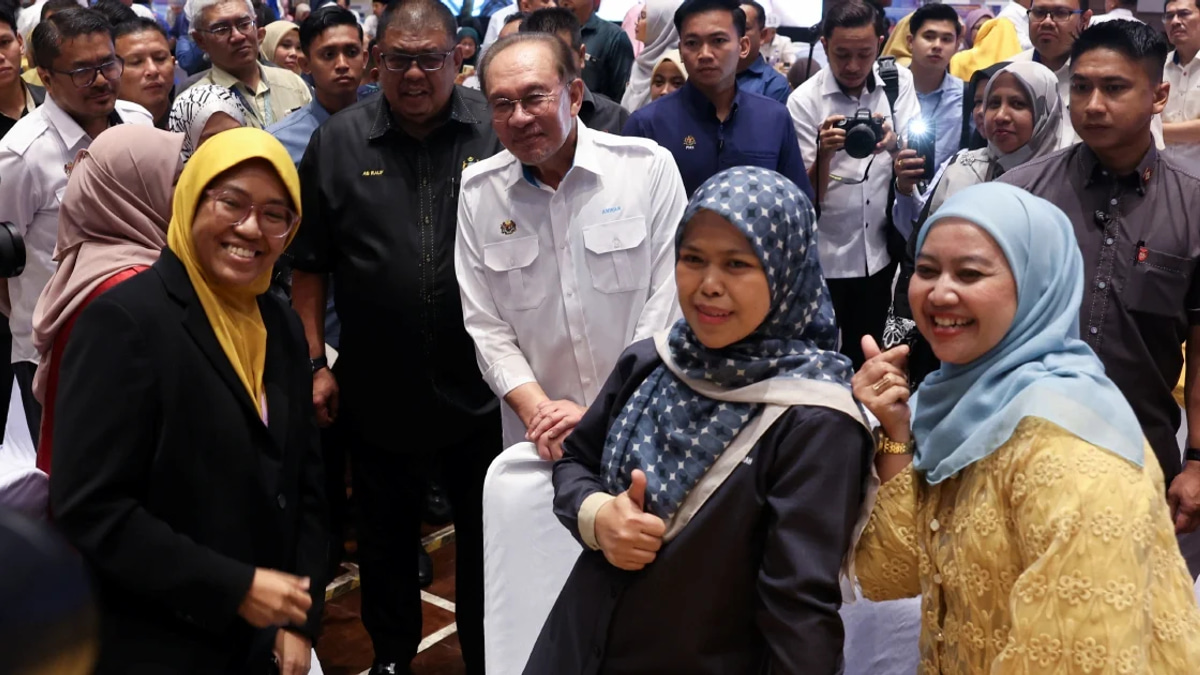Malaysia's Civil Service Wins Praise as Nation Climbs to 15th in Global Competitiveness Rankings