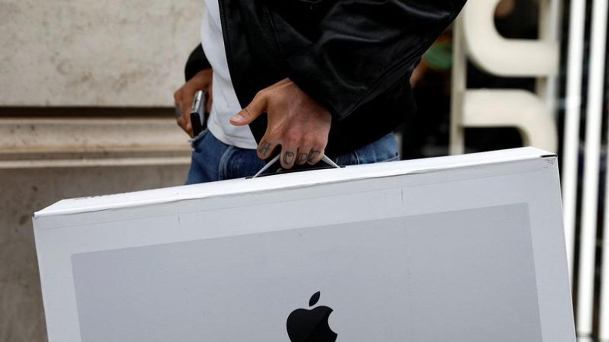 Apple Reclaims Tech Crown as Investors Reassess AI Strategy Beyond Chip Giants