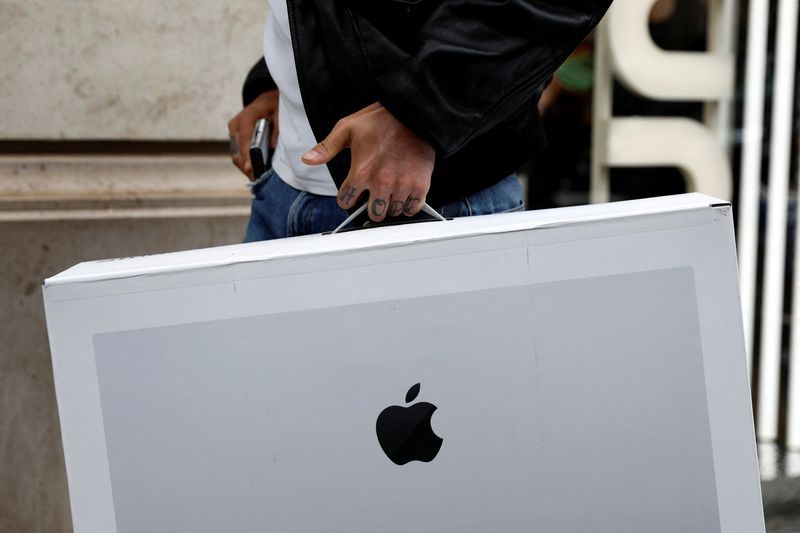 Apple Reclaims Tech Crown as Investors Reassess AI Strategy Beyond Chip Giants