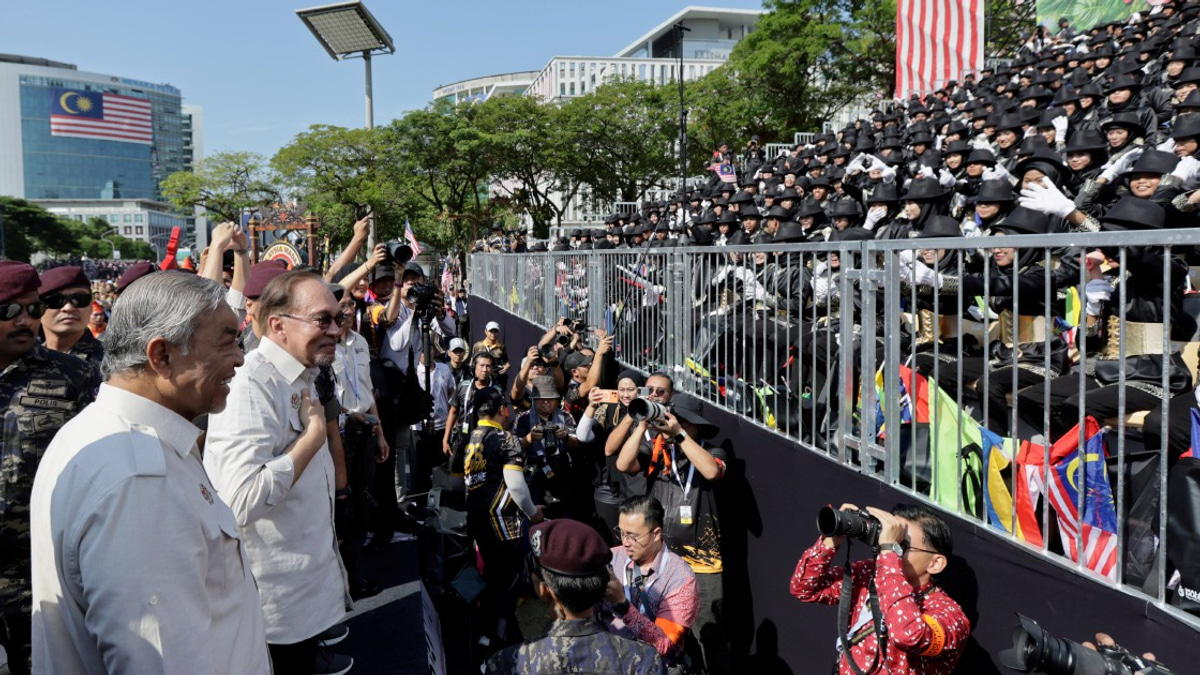 Anwar offers personal touch after National Day parade, embracing children at public walkabout