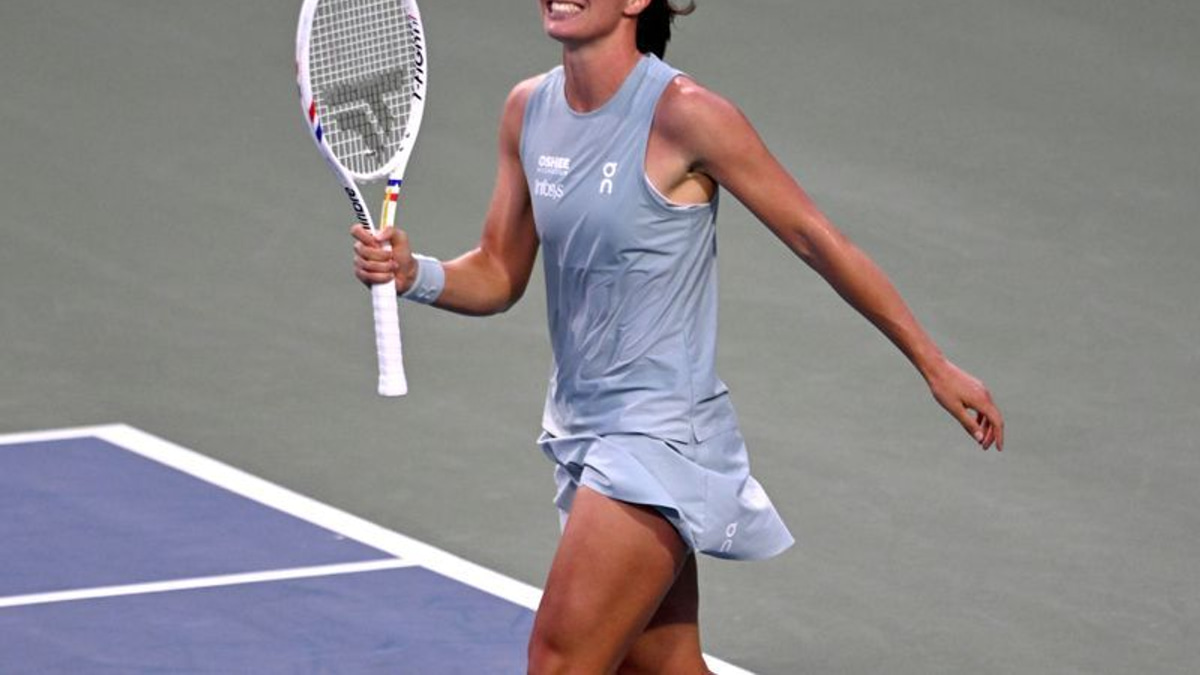 Swiatek powers into Canadian Open semi-finals with dominant win over Shnaider