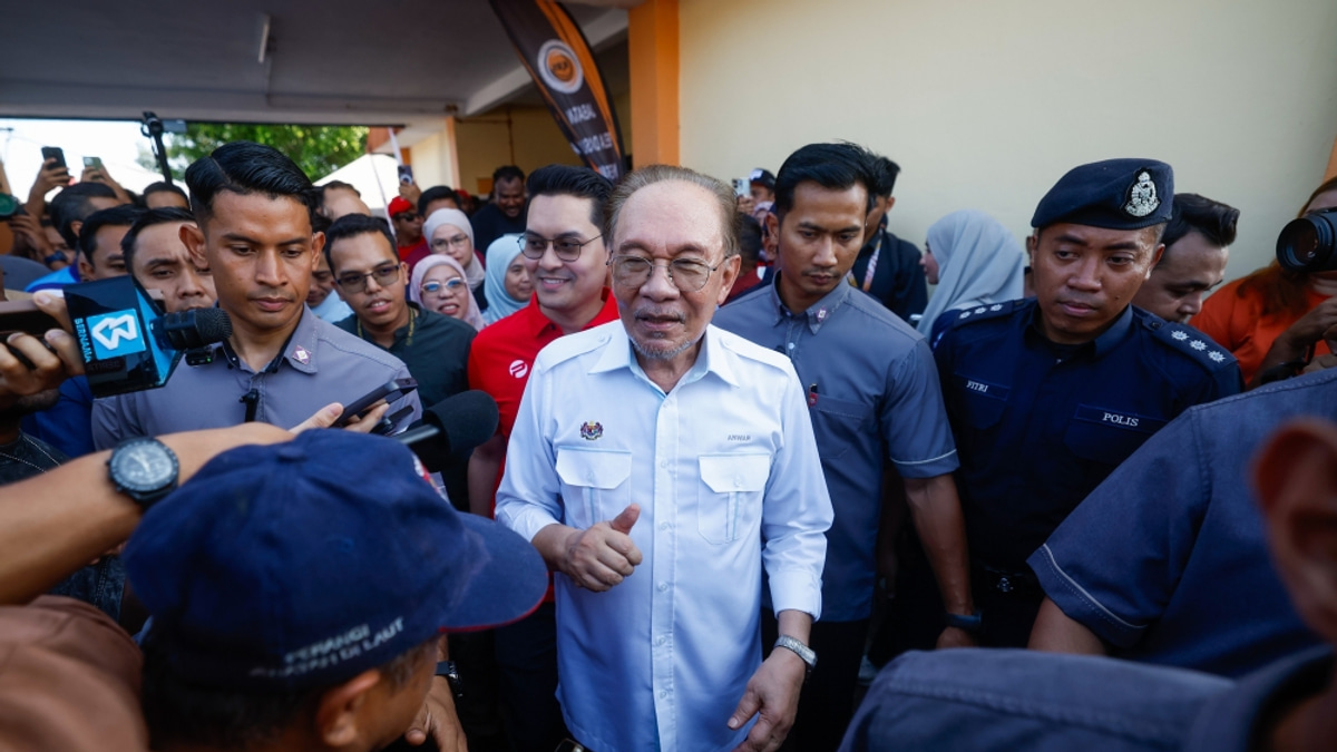 PM Anwar Ibrahim Successfully Undergoes Elective Surgery; Medical Team Maintains Close Observation