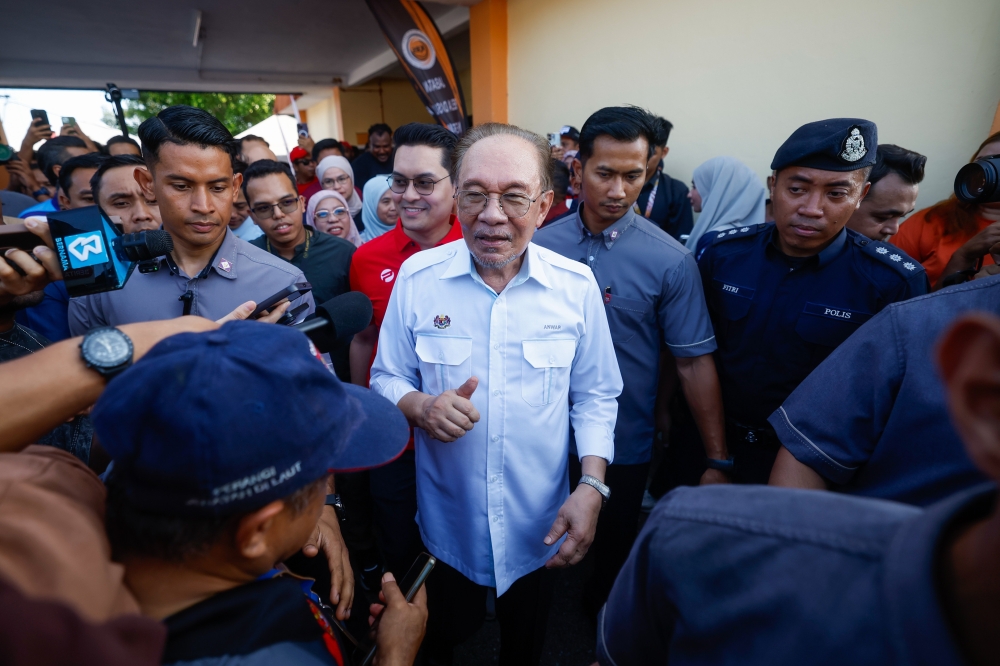 PM Anwar Ibrahim Successfully Undergoes Elective Surgery; Medical Team Maintains Close Observation