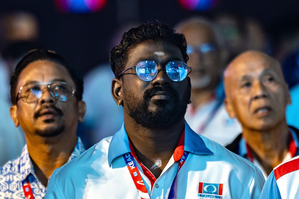 Anwar Extends Olive Branch to Estranged PKR Veterans as Party Struggles with Exodus