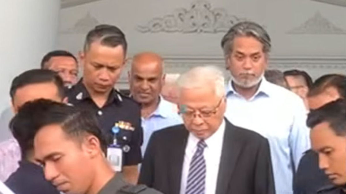 Khairy's Courtroom Appearance Signals Solidarity With Ismail Sabri