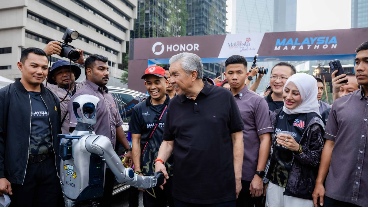 HONOR's Humanoid Robot Makes International Debut at Malaysia Marathon 2026, Conquering 10km in Tropical Heat