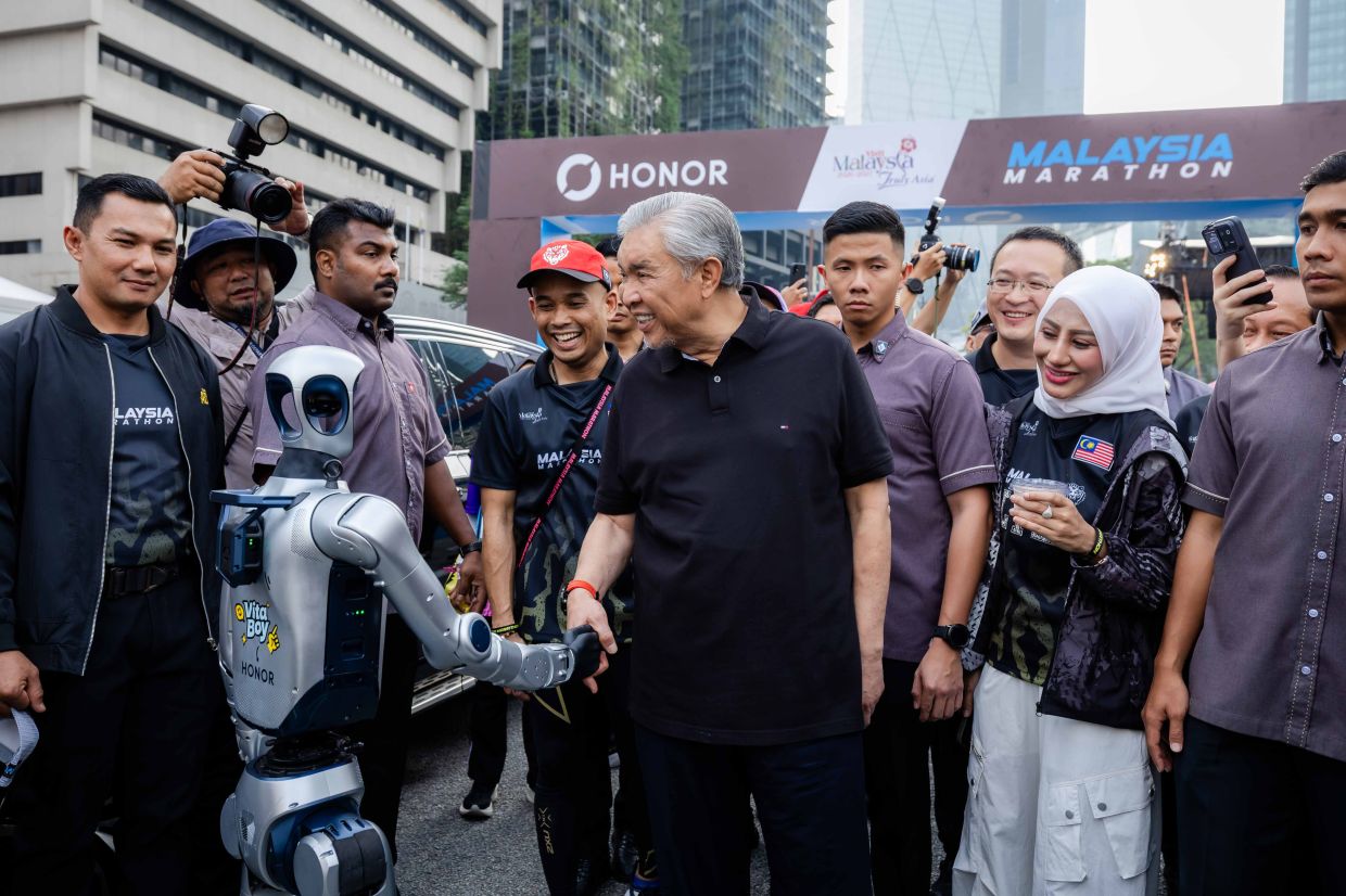 HONOR's Humanoid Robot Makes International Debut at Malaysia Marathon 2026, Conquering 10km in Tropical Heat