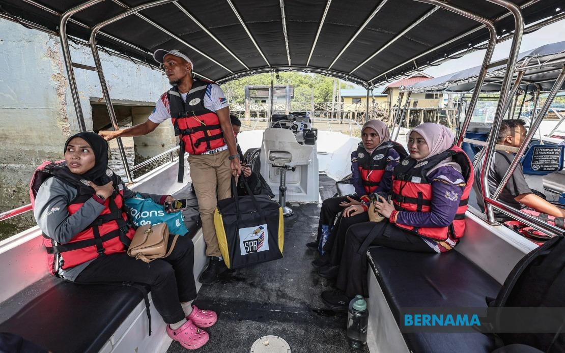Johor Election Brings Windfall for Boat Operators and Food Vendors