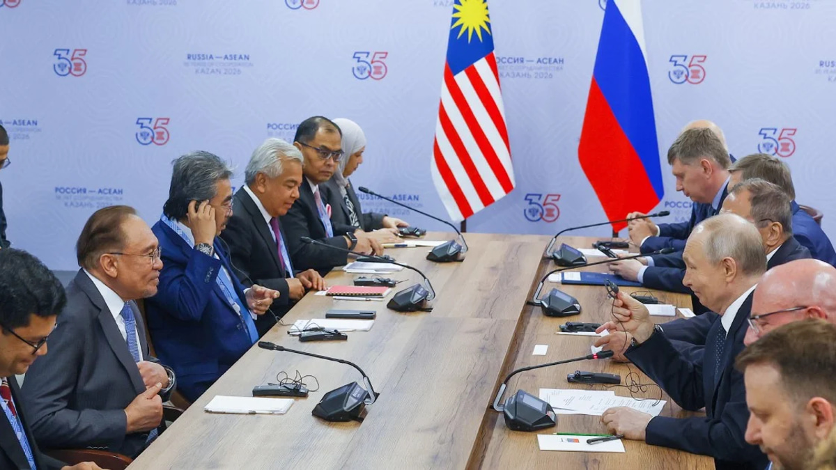 Malaysia's PM Anwar Praises Putin for Backing Strategic Energy Ties with Petronas