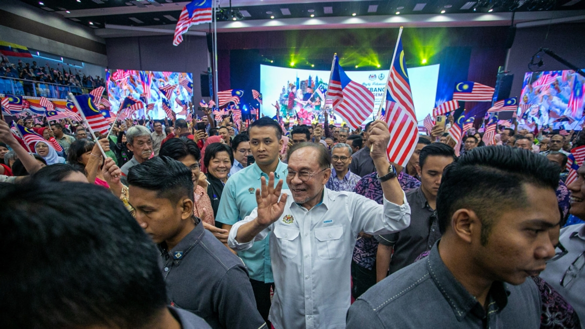 Anwar Draws Campaign Line for Ministers, Warning Against Government Resource Misuse
