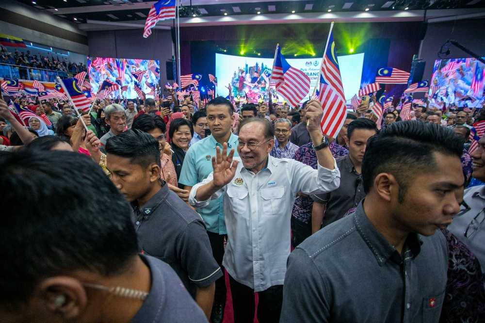 Anwar Draws Campaign Line for Ministers, Warning Against Government Resource Misuse