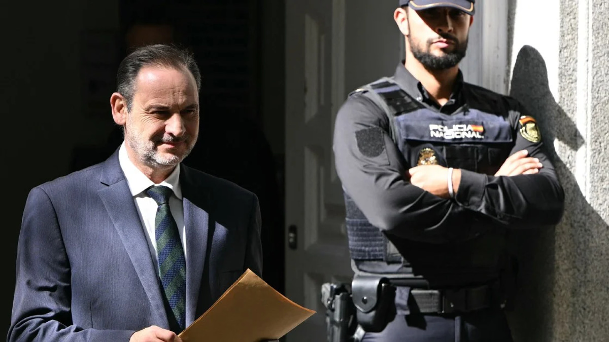 Spanish PM's Former Transport Chief Sentenced to 24 Years for Corruption