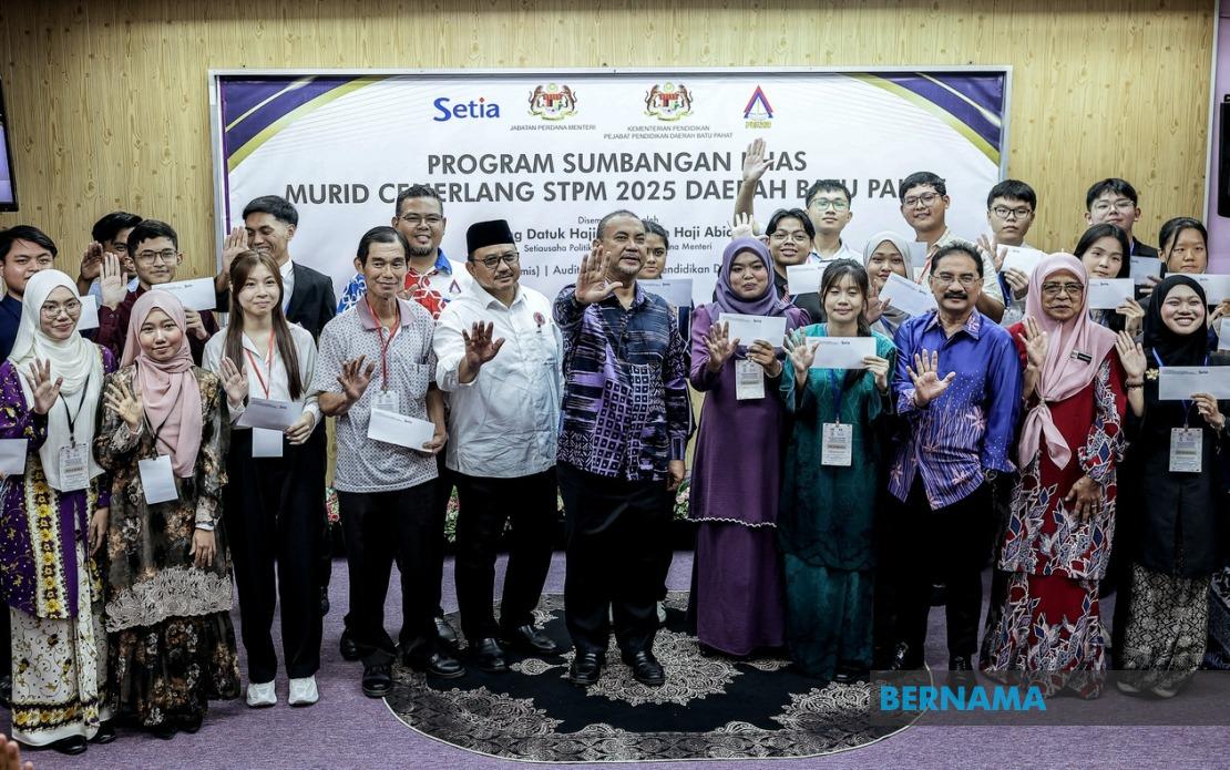 PM's Office Recognizes 214 Top STPM Achievers in Batu Pahat with Special Contributions