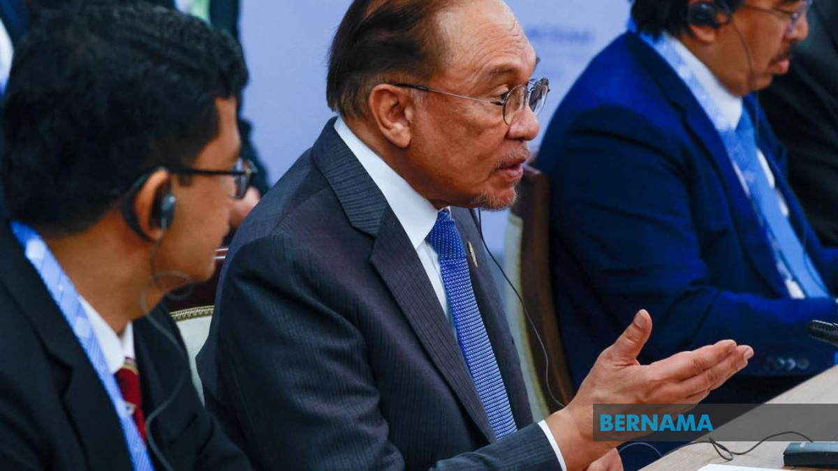 Anwar Praises Russia's Measured Approach to Gaza and Iran Tensions