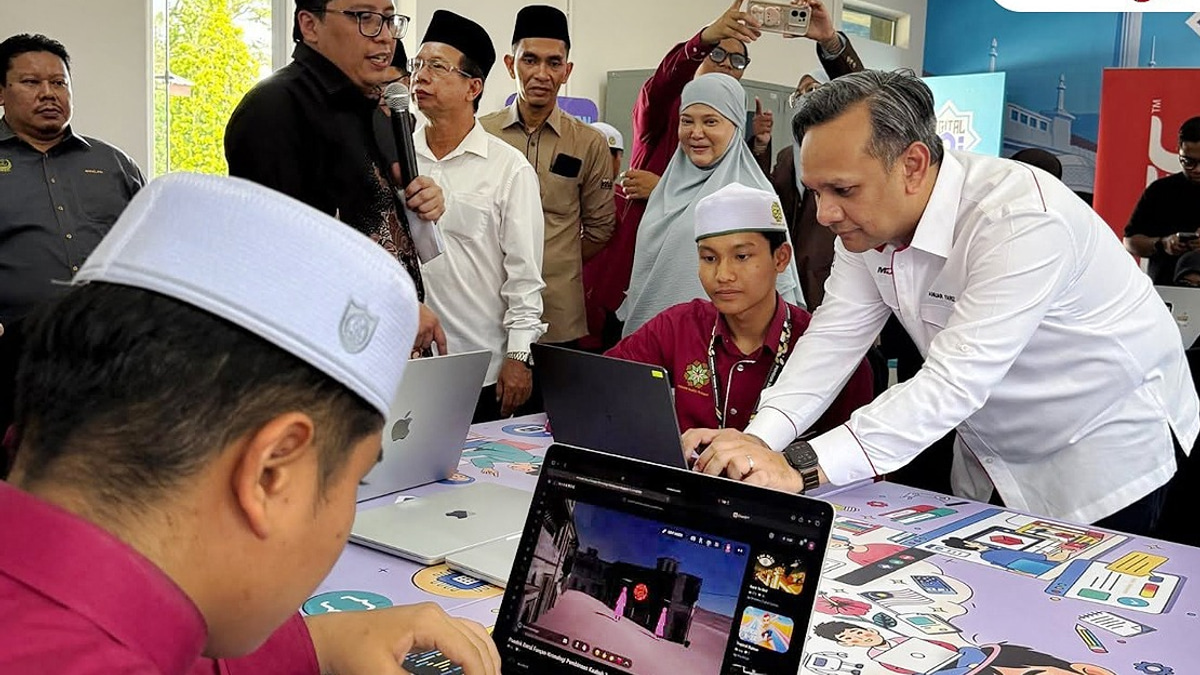 Pondok Darul Furqan Gets Digital Maker Hub to Boost Tech Skills in Islamic Schools