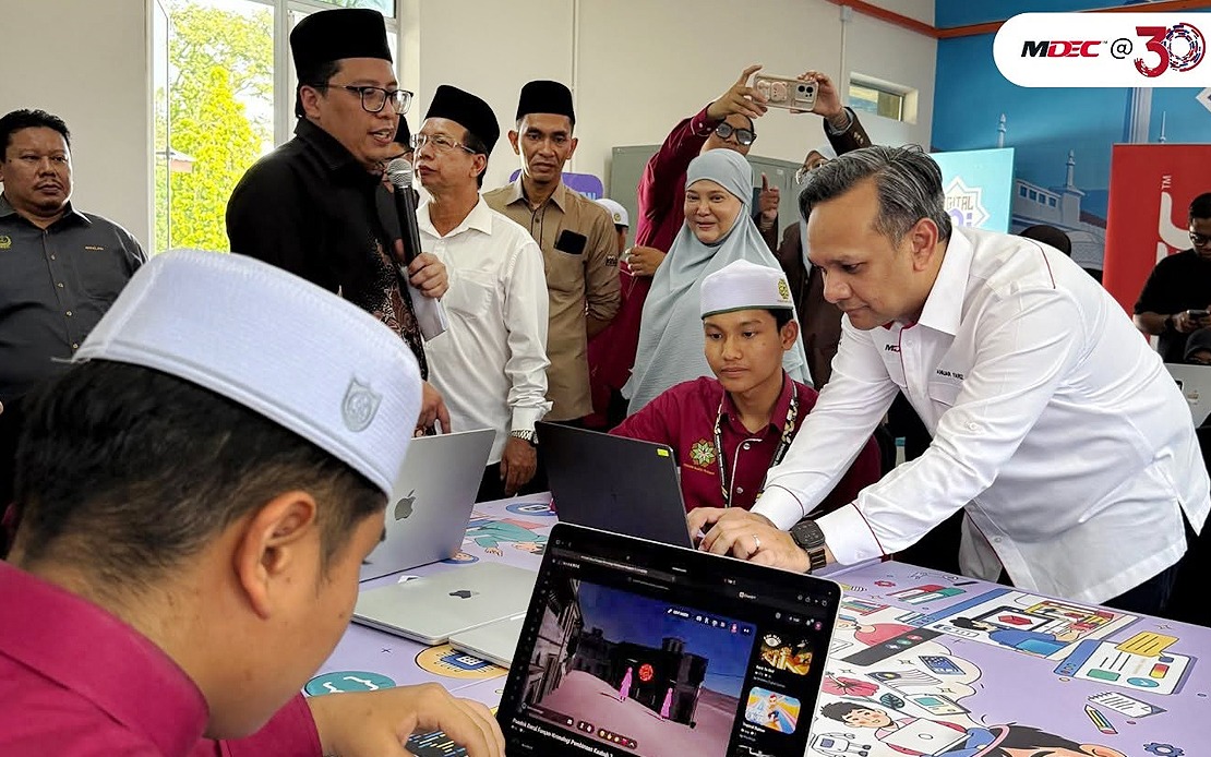 Pondok Darul Furqan Gets Digital Maker Hub to Boost Tech Skills in Islamic Schools