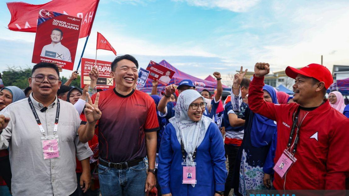 Johor Election Rivals Share Cordial Moment at Pontian Night Market