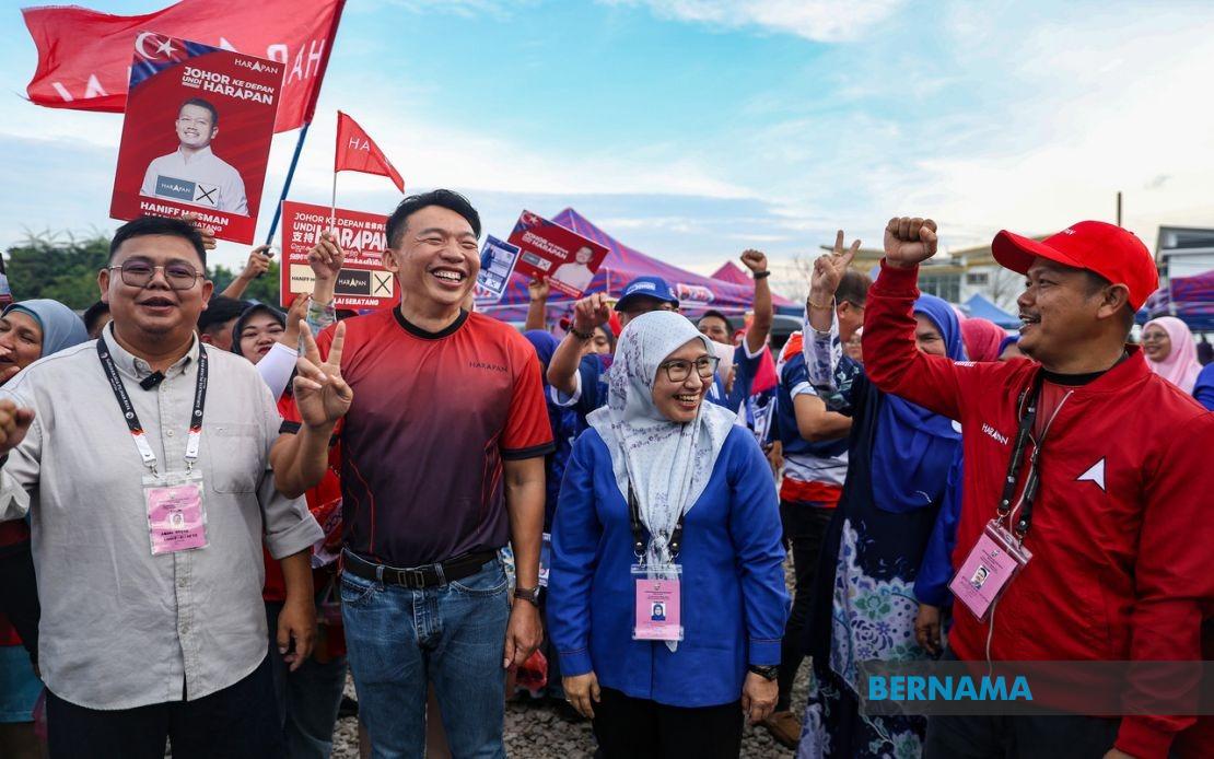 Johor Election Rivals Share Cordial Moment at Pontian Night Market