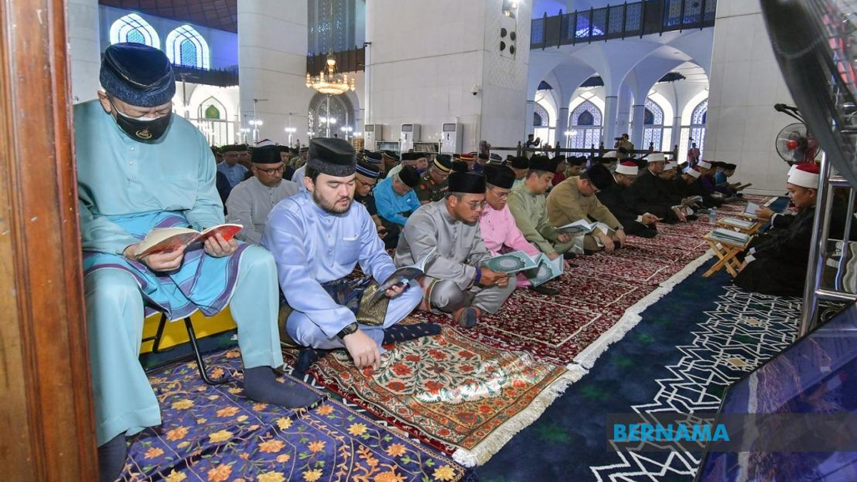 Selangor Sultan Leads Pre-National Day Prayers, Emphasises Freedom from Greed