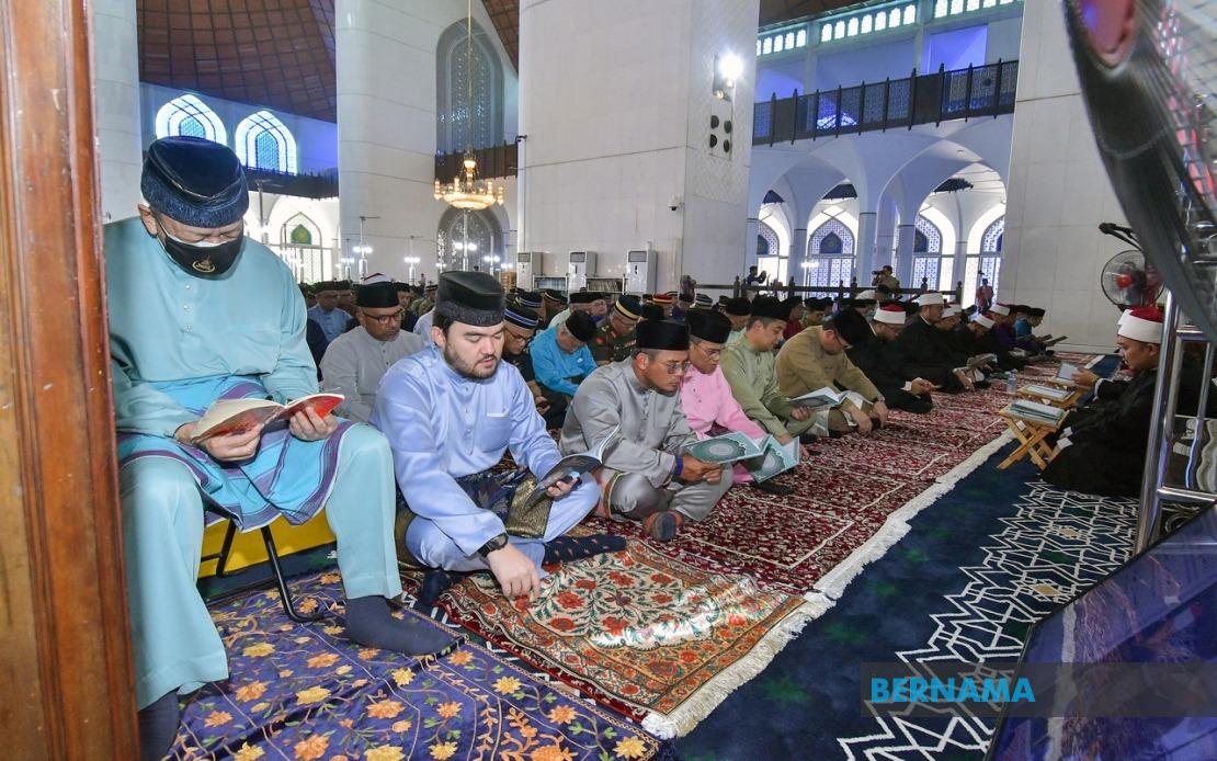 Selangor Sultan Leads Pre-National Day Prayers, Emphasises Freedom from Greed