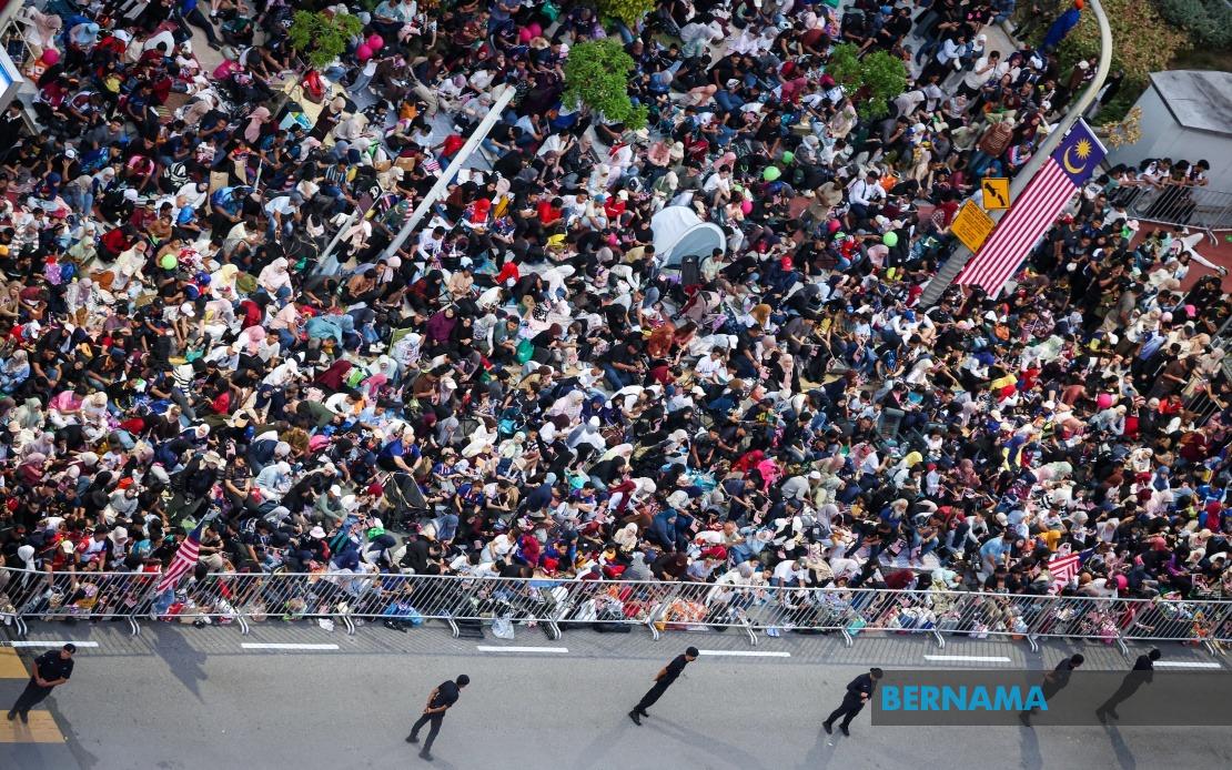 National Day Crowds Camp Overnight at Dataran Putrajaya for Prime Viewing Positions