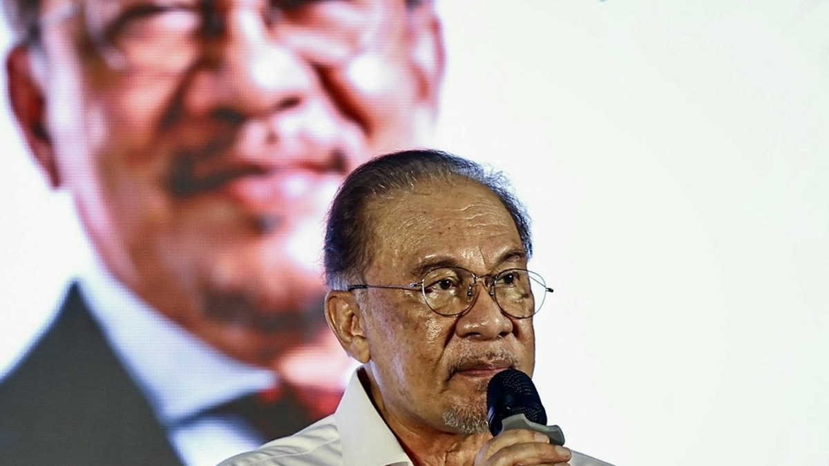 Anwar Awaits Briefing on Melaka DAP Crisis as Pakatan Weighs Response