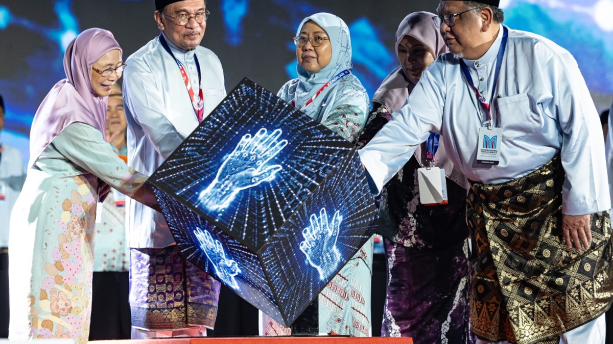 Anwar Defends Madani Government's Allocation Increases for East Malaysia and Opposition States