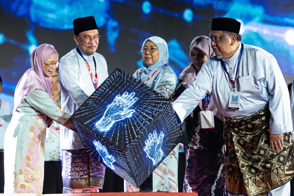 Anwar Defends Madani Government's Allocation Increases for East Malaysia and Opposition States
