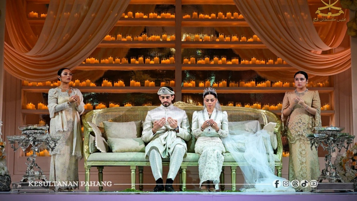 Pahang Sultan Graces Wedding Reception of Tengku Puteri Ilyana