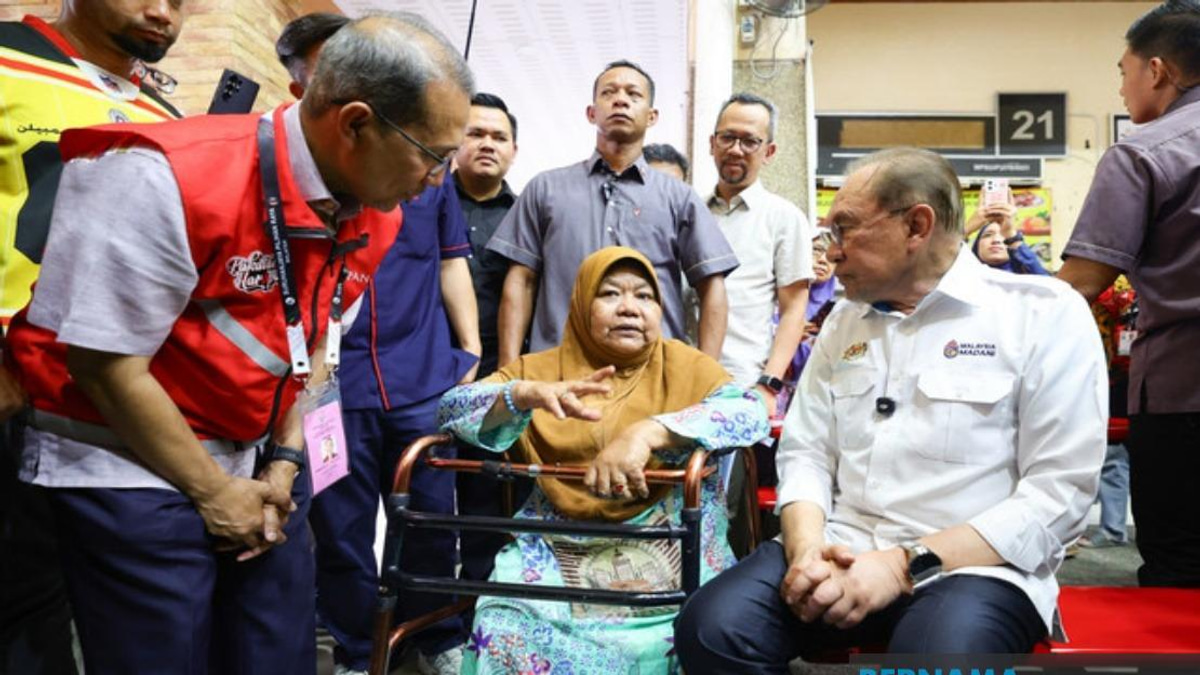 Woman With Disabilities Braves Rain To Meet PM Anwar in Negeri Sembilan Campaign Visit