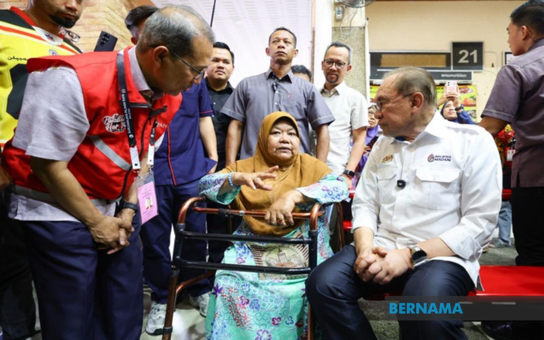 Woman With Disabilities Braves Rain To Meet PM Anwar in Negeri Sembilan Campaign Visit