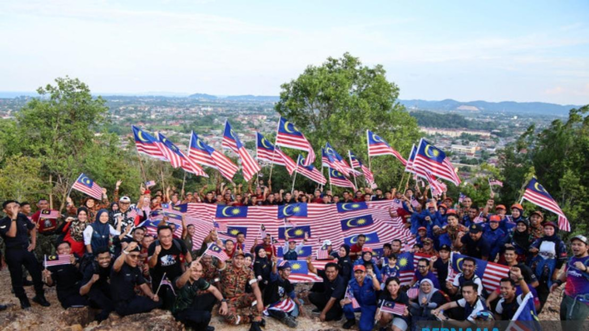 300 Personnel Join Patriotic Summit Hike in Terengganu for National Month