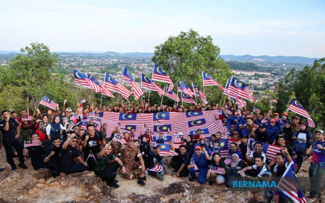 300 Personnel Join Patriotic Summit Hike in Terengganu for National Month