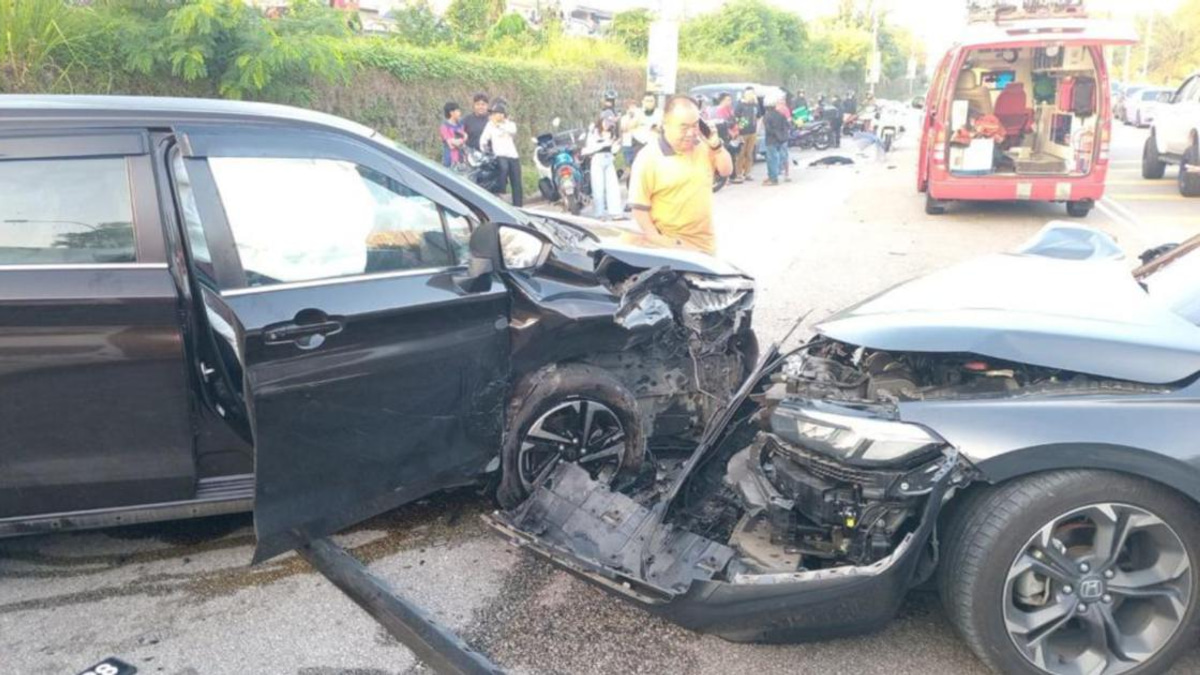 Father and Three Children Survive as Woman Dies in Four-Vehicle Pileup on Johor Road