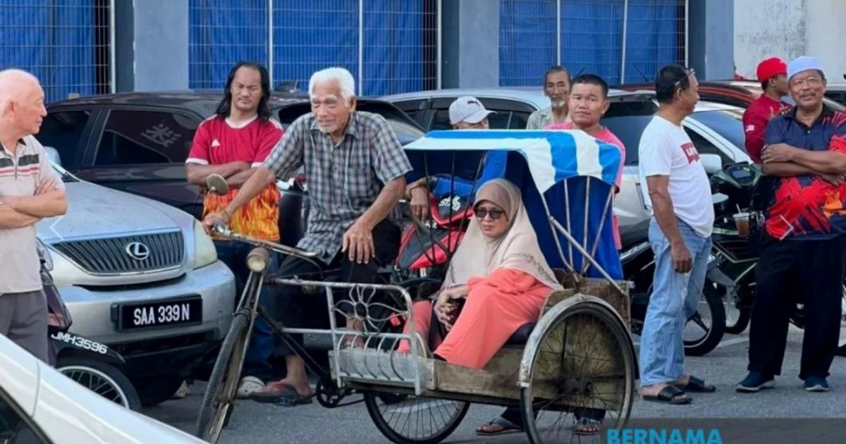 PM Anwar moved by elderly trishaw rider's journey to fulfil wife's dying wish