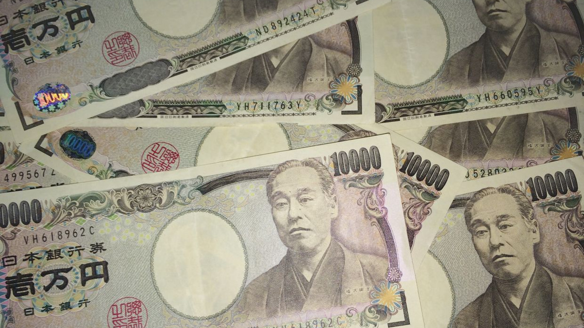 Yen Slides to 40-Year Lows Despite BOJ Rate Hike and Intervention Efforts