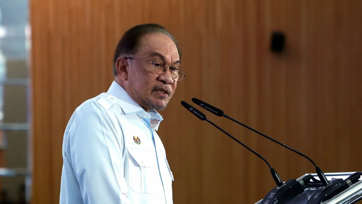 Anwar Rebuffs Accusations of Unequal State Development Funding