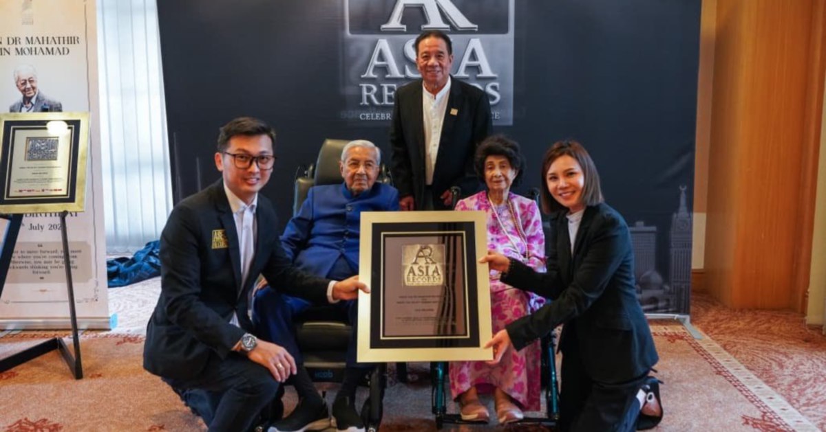 Tun M and Tun Dr Siti Hasmah Recognised as Record-Breaking Centenarian Couple