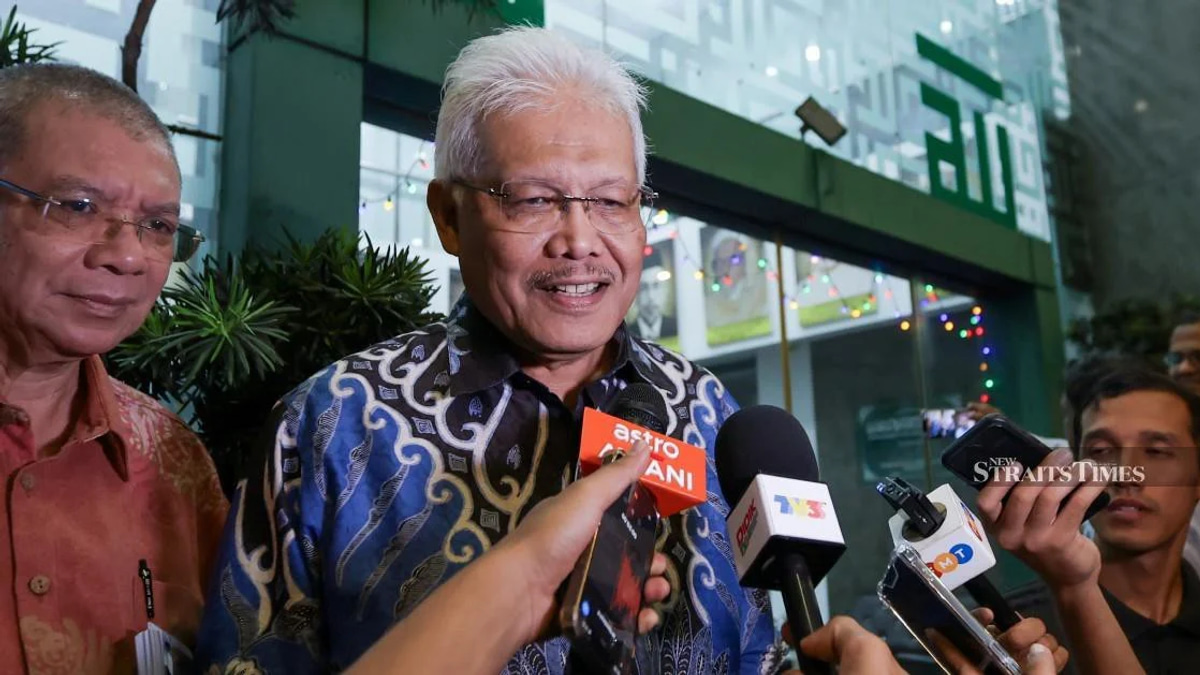 Hamzah Zainudin to Resume Opposition Leader Role as Parliament Seating Realignment Reflects Shifting Political Alliances