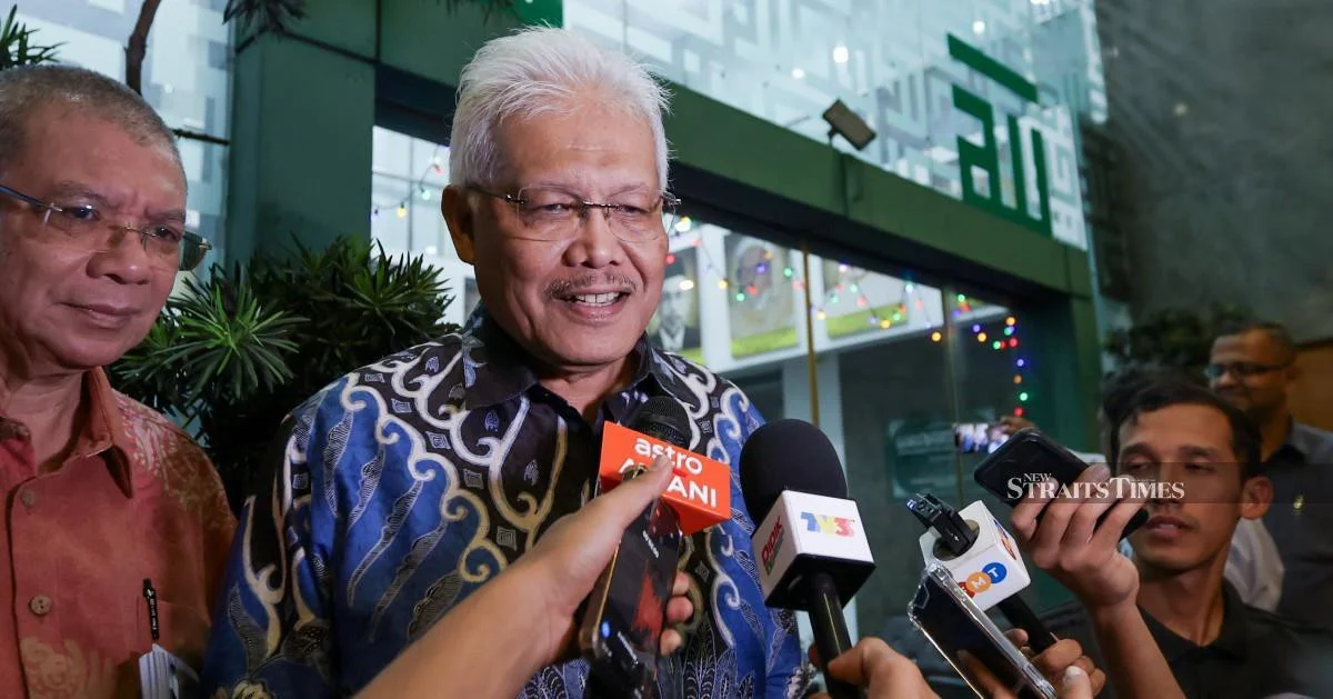 Hamzah Zainudin to Resume Opposition Leader Role as Parliament Seating Realignment Reflects Shifting Political Alliances