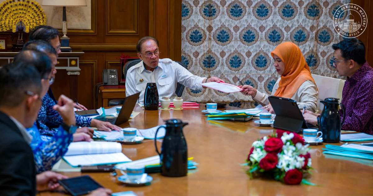 Anwar Pushes for Quick, Equitable Fix to Felda Settlers' Land and Housing Crisis