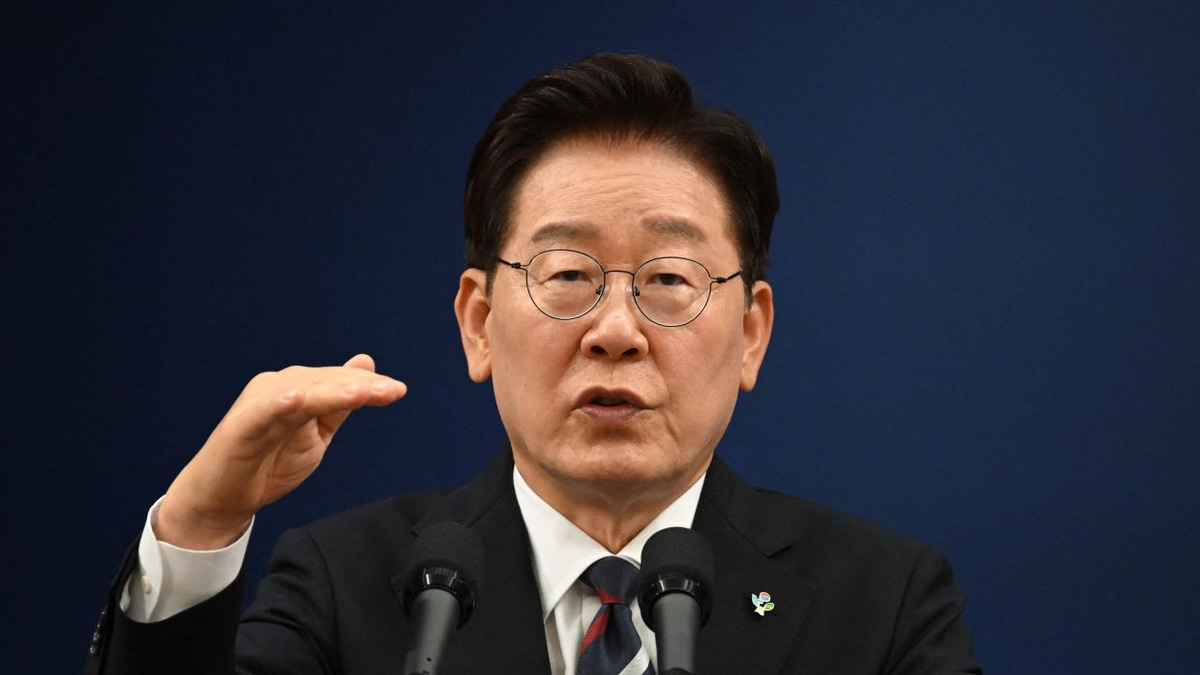 South Korea's President Lee Jae Myung Faces Historic Approval Slump Amid Election and Party Turmoil