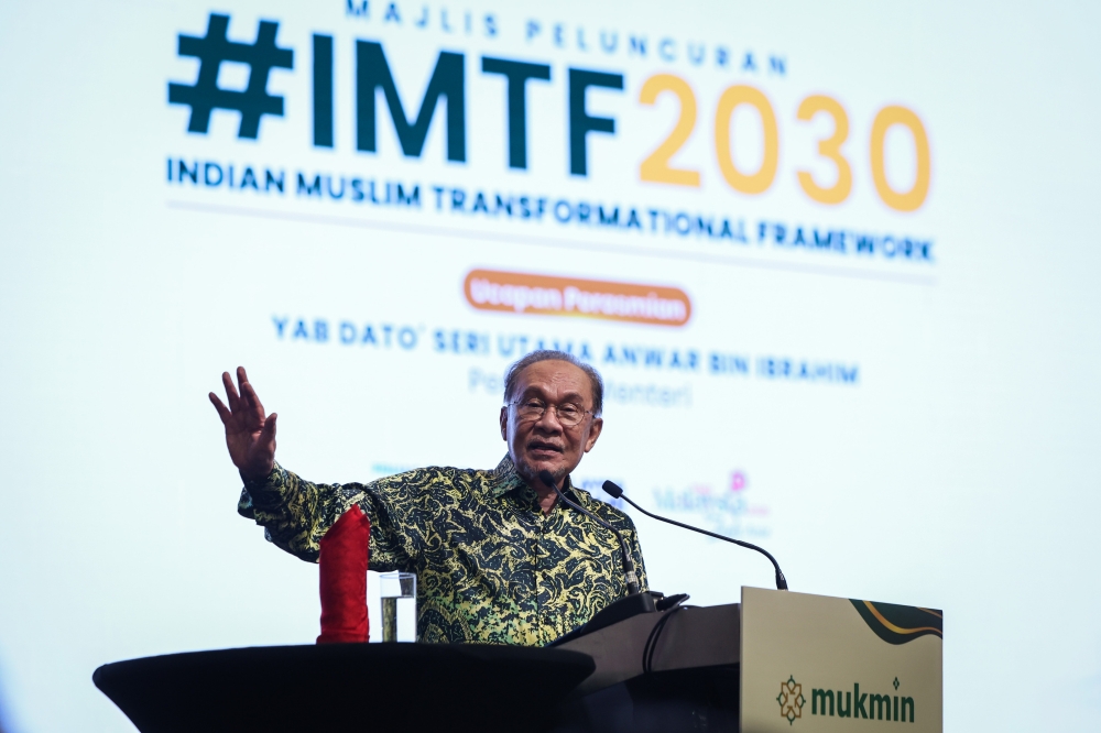 Anwar Sets One-Month Deadline for Ministries to Clear Foreign Worker Applications in Food Sector