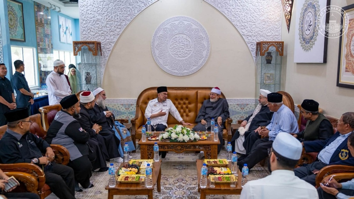 Anwar Meets Three Influential Islamic Scholars During Malaysia Visit