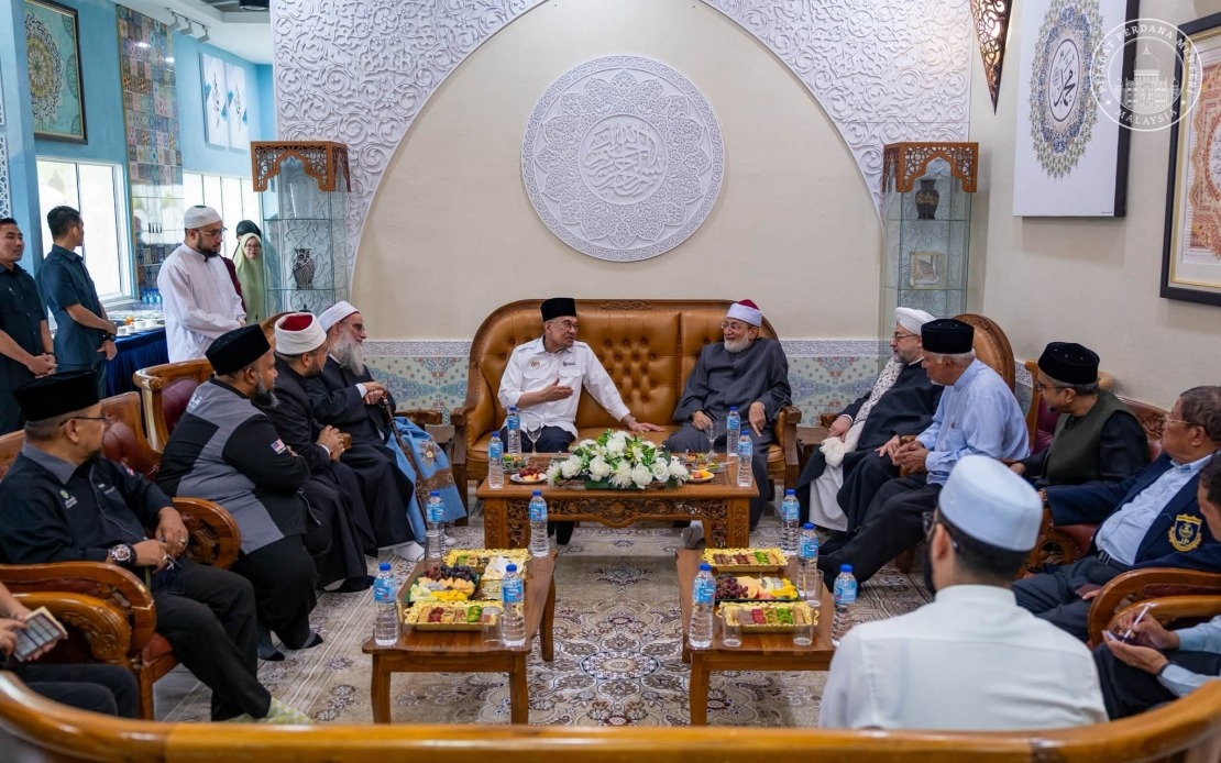 Anwar Meets Three Influential Islamic Scholars During Malaysia Visit